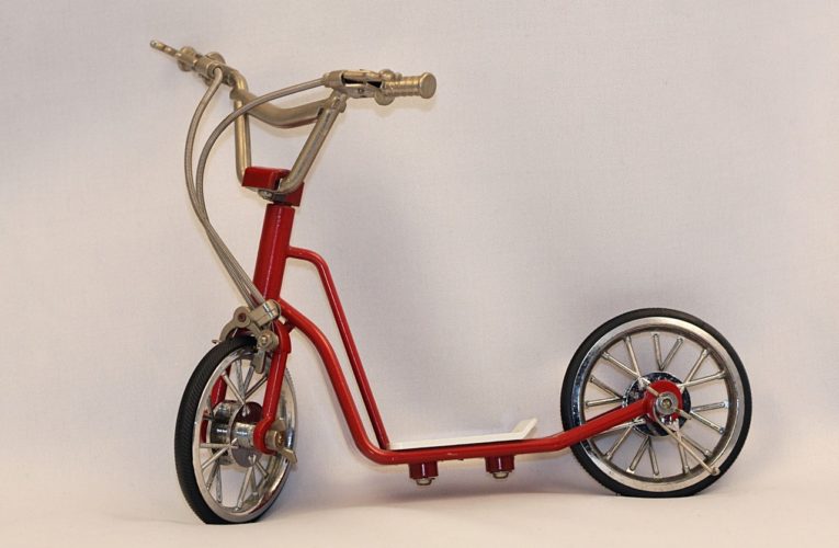 Hulajnoga czy rowerek biegowy – jaki pierwszy pojazd dla dziecka?